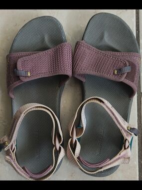 Merrell Women’s Strappy Slide Sandals in Mauve and Pink Size 6.